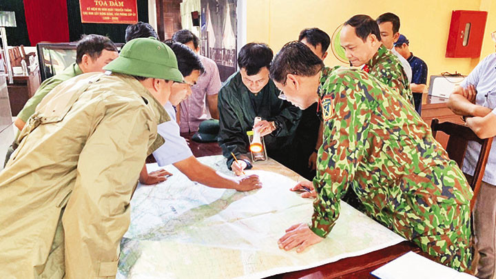 Buổi họp cuối cùng của đoàn cứu nạn Quân khu 4 trước khi vào Thủy điện Rào Trăng 3. Vì dân phục vụ -0