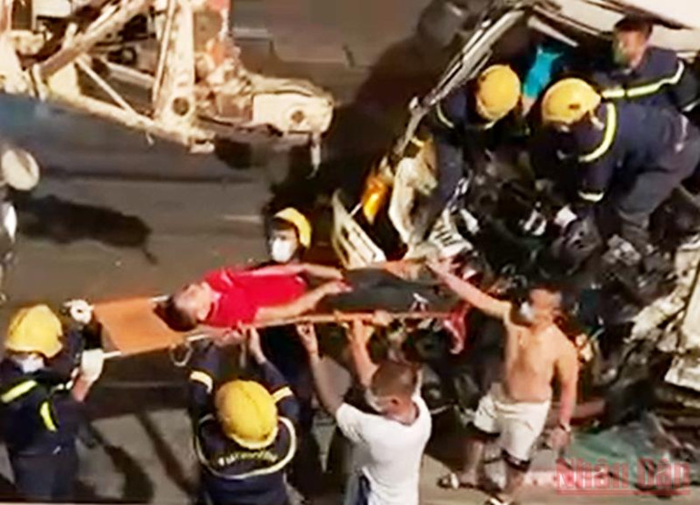 Cứu lái xe sau tai nạn giao thông ở Thanh Hóa -0