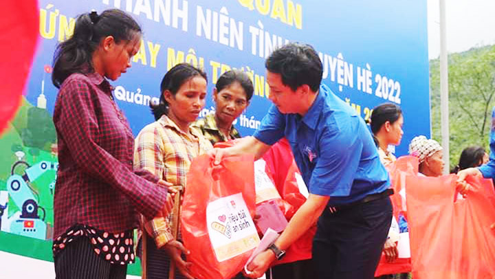 Tỉnh đoàn Quảng Bình trao quà cho đồng bào. Giấc mơ trên cổng trời Cha Lo -0