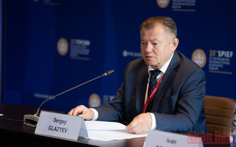 Ông Sergey Glazyev phát biểu ý kiến. (Ảnh: THANH THỂ) Tăng cường hợp tác nhiều mặt giữa EAEU và ASEAN -0