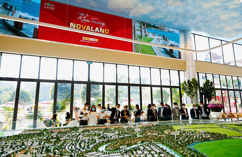 Khách tham quan sa bàn Dự án Aqua City quy mô 1,000 ha của Novaland phía đông thành phố Hồ Chí Minh. Khai trương Novaland Gallery - nền tảng trải nghiệm ấn tượng tại trung tâm Thành phố Hồ Chí Minh -0