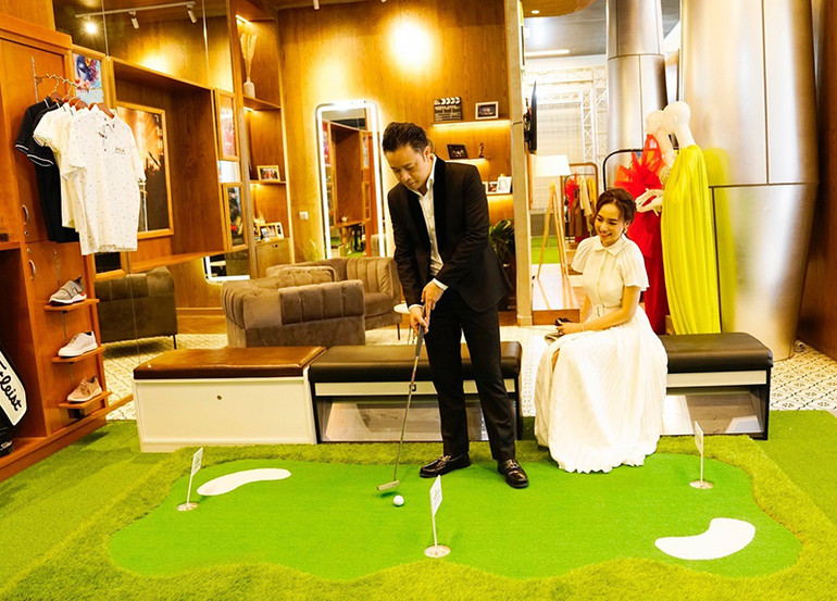 Khách hàng Victor Vũ, Đinh Ngọc Diệp trải nghiệm tại khu vực Nova Golf Clubs. Khai trương Novaland Gallery - nền tảng trải nghiệm ấn tượng tại trung tâm Thành phố Hồ Chí Minh -0