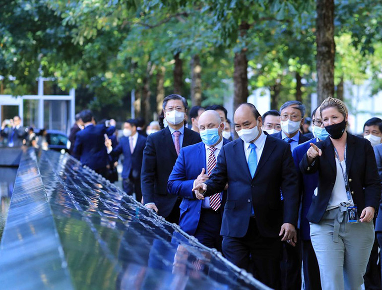 Chủ tịch nước Nguyễn Xuân Phúc thăm Khu tưởng niệm nạn nhân vụ khủng bố 11/9 -0