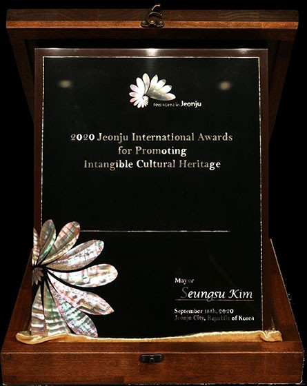 Giám đốc Bảo tàng không gian văn hóa Mường được trao giải thưởng về Di sản -0