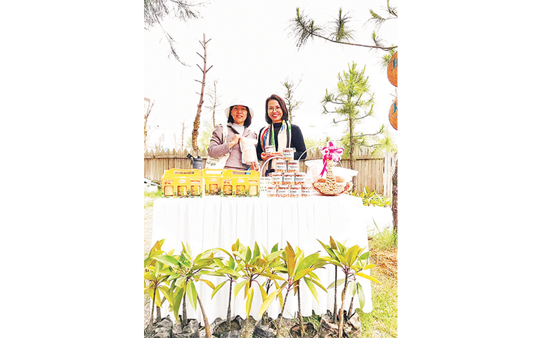 Chị Doãn Thị Thoa (bên phải) tập hợp những thành viên cùng chung đam mê nuôi trồng thủy sản sạch, thuận tự nhiên. Ảnh: Khang Tường