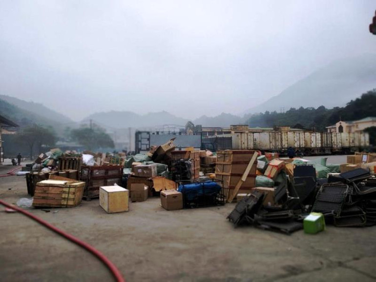 Cháy kho hàng ở cửa khẩu Bắc Phong Sinh -0