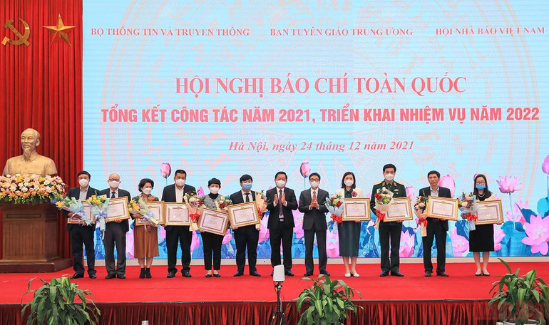 Báo Nhân Dân điện tử cùng các đơn vị nhận bằng khen của Ban Tuyên giáo Trung ương vì đã có thành tích xuất sắc trong thông tin, tuyên truyền thực hiện nhiệm vụ chính trị năm 2021. (Ảnh: Thành Đạt) Hội nghị báo chí toàn quốc tổng kết năm 2021, triển khai nhiệm vụ năm 2022. -0