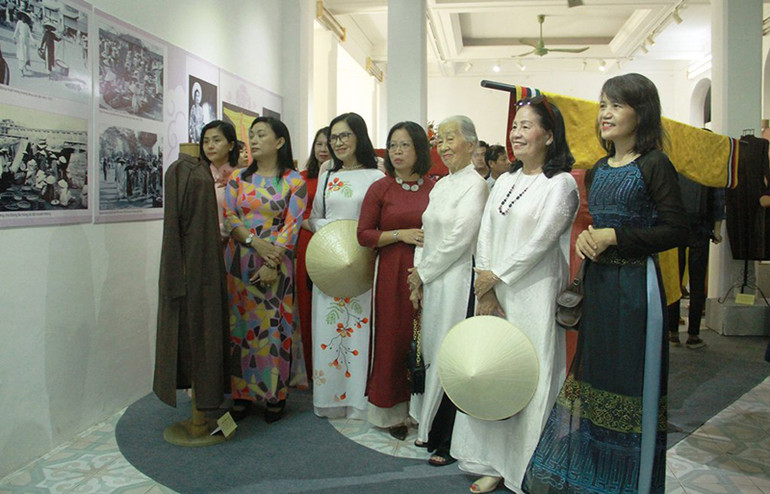 Trưng bày thu hút nhiều nhóm nữ, Câu lạc bộ áo dài Huế tham quan thưởng lãm. Sống động không gian trưng bày tư liệu về áo dài Huế xưa và nay -0