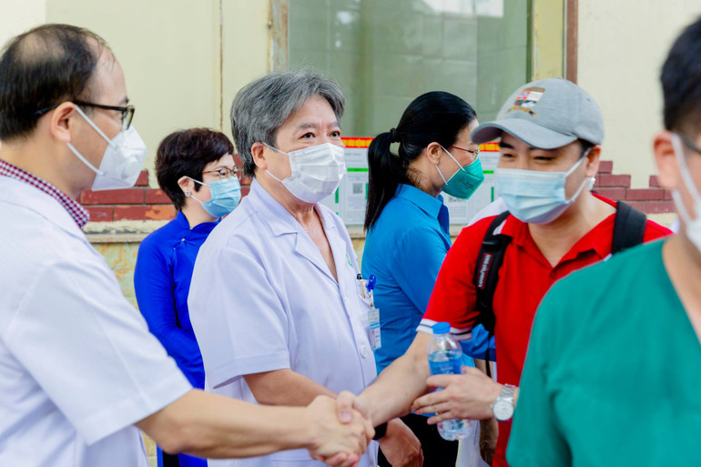 Hàng trăm cán bộ y tế 