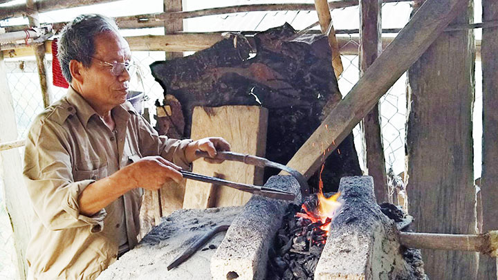 Người H’Mông giã từ lò súng săn -0