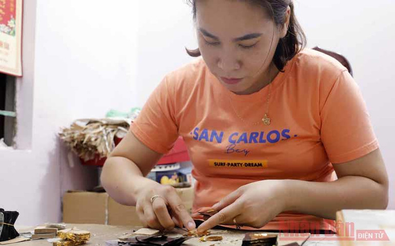 Nét riêng có ở làng nghề dát quỳ vàng Kiêu Kỵ ảnh 4 Nét riêng có ở làng nghề dát quỳ vàng Kiêu Kỵ -0