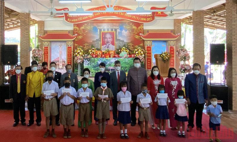 Các đại biểu trao tặng quà cho các em học sinh. Tỉnh Nakhon Phanom kỷ niệm 132 năm ngày sinh Chủ tịch Hồ Chí Minh -0