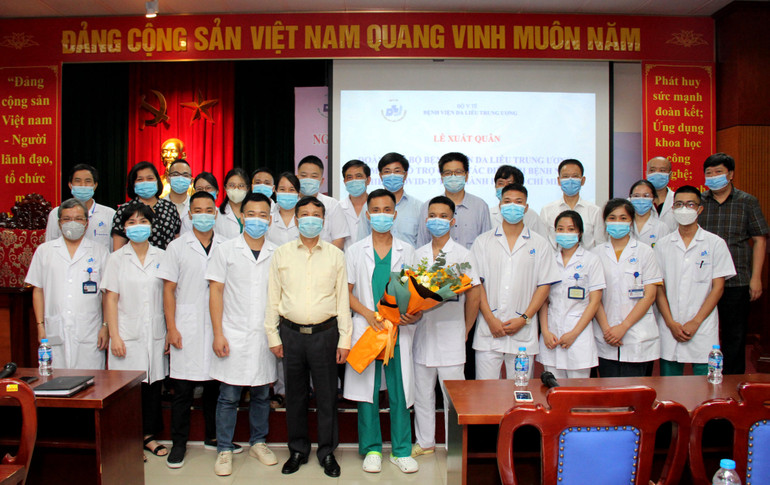 Đoàn chi viện miền nam của Bệnh viện Da liễu Trung ương đã đến TP Hồ Chí Minh hôm qua. Tiếp sức và chia lửa vì miền nam thân yêu -0