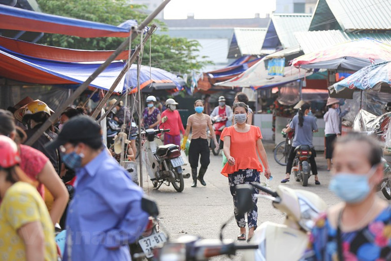 Người dân Thủ đô xếp hàng dùng thẻ để đi chợ thời Covid-19 -0