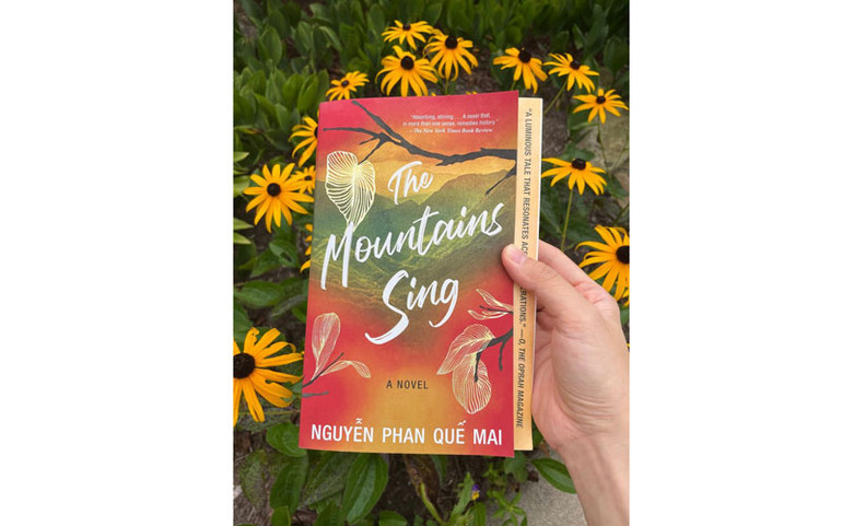 Bìa cuốn sách "The Mountains Sing". (Ảnh: FBNV) Nhà văn Nguyễn Phan Quế Mai - Có nhiều cơ hội cho văn học Việt Nam -0