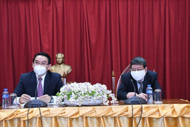 Bí thư, Tỉnh trưởng Vilayvong Bouddakham (trái) nhấn mạnh, sẽ chỉ đạo xây dựng cơ chế chặt chẽ hơn với các doanh nghiệp, bảo đảm môi trường đầu tư hiệu quả. (Ảnh: Tổng Lãnh sự quán Việt Nam tại Pakse) Thúc đẩy đầu tư doanh nghiệp Việt Nam tại Champasak (Lào) -0