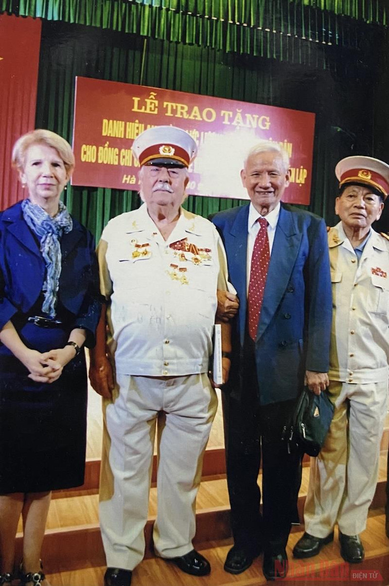 Nhà báo Đặng Minh Phương (thứ hai, từ bên phải) chia vui với đồng chí Kostas Sarantidis Nguyễn Văn Lập trong ngày đồng chí quay lại Việt Nam nhận danh hiệu Anh hùng Lực lượng vũ trang nhân dân. Tưởng nhớ đồng chí chiến sĩ quốc tế, Anh hùng Lực lượng vũ trang nhân dân Việt Nam Kostas Sarantidis Nguyễn Văn Lập -0