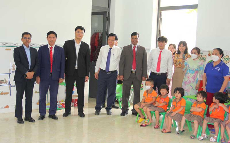 Các đại biểu tham quan các lớp học. Khánh thành dự án xây dựng lớp học mầm non do Đại sứ quán Ấn Độ tài trợ -0