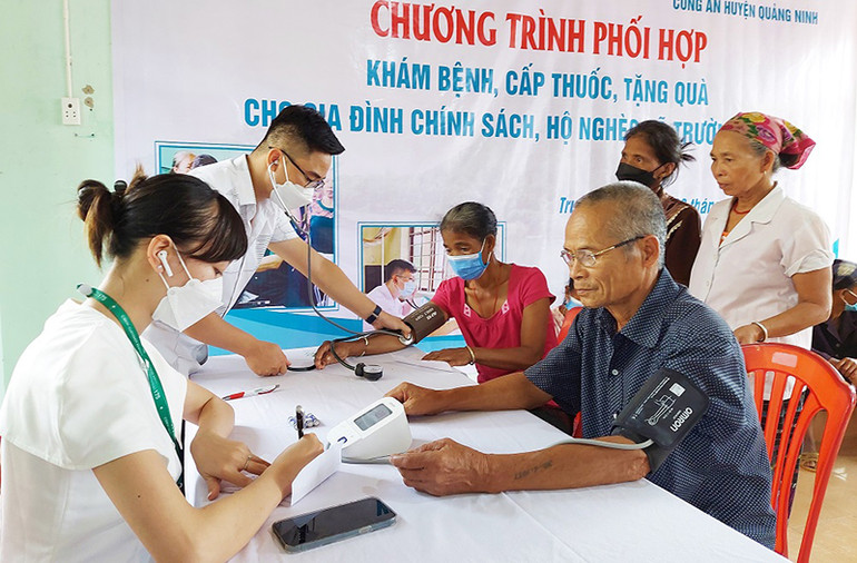 Các y bác sĩ khám bệnh cho đồng bào dân tộc Vân Kiều, xã Trường Xuân. Khám bệnh, tặng quà gia đình chính sách, hộ nghèo tại Quảng Bình -0