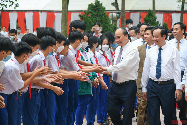 Chủ tịch nước Nguyễn Xuân Phúc với học sinh Trường THCS Triệu Thành, huyện Triệu Phong, tỉnh Quảng Trị. (Ảnh: THÀNH ĐẠT) Chủ tịch nước Nguyễn Xuân Phúc dâng hương Thành cổ Quảng Trị và Khu lưu niệm Tổng Bí thư Lê Duẩn -0