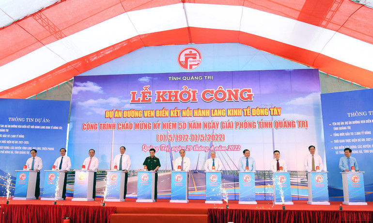 Chủ tịch nước Nguyễn Xuân Phúc cùng lãnh đạo các bộ, ngành Trung ương và lãnh đạo tỉnh Quảng Trị đã nhấn nút khởi công công trình Dự án đường ven biển kết nối Hành lang kinh tế Đông-Tây. (Ảnh: THÀNH ĐẠT) Chủ tịch nước Nguyễn Xuân Phúc dâng hương Thành cổ Quảng Trị và Khu lưu niệm Tổng Bí thư Lê Duẩn -0