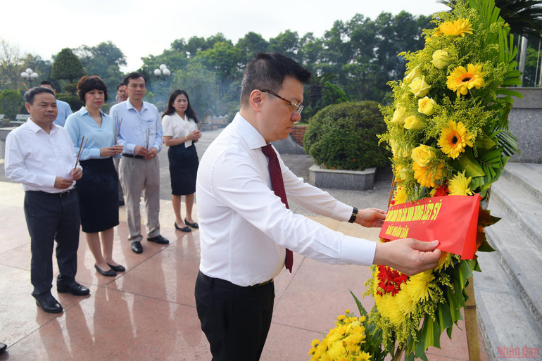 Ủy viên Trung ương Đảng, Tổng Biên tập Báo Nhân Dân, Phó trưởng Ban Tuyên giáo Trung ương, Chủ tịch Hội Nhà báo Việt Nam Lê Quốc Minh cùng đoàn công tác Báo Nhân Dân đặt vòng hoa tại Nghĩa trang liệt sĩ Triệu Phong, tỉnh Quảng Trị. Đoàn công tác Báo Nhân Dân dâng hương Nghĩa trang liệt sĩ Triệu Phong -0