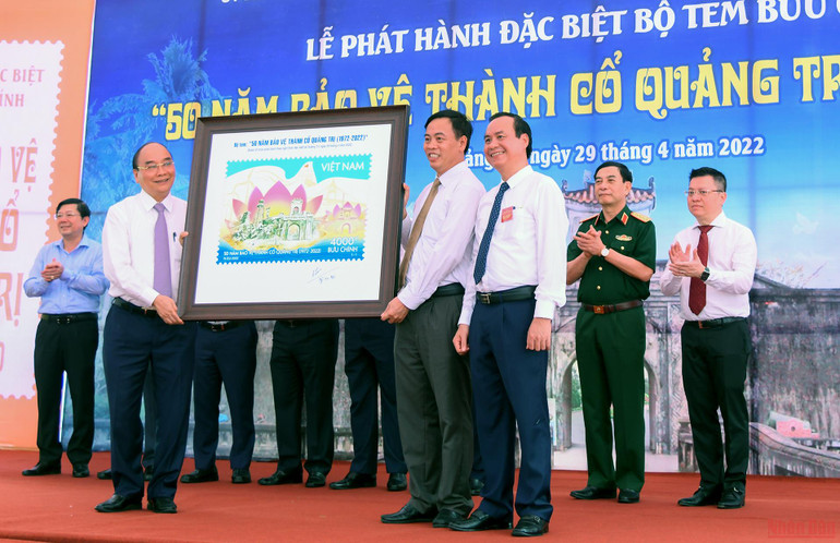 Chủ tịch nước Nguyễn Xuân Phúc dâng hương tại Thành cổ Quảng Trị và Khu lưu niệm Tổng Bí thư Lê Duẩn ảnh 7 Chủ tịch nước Nguyễn Xuân Phúc dâng hương Thành cổ Quảng Trị và Khu lưu niệm Tổng Bí thư Lê Duẩn -0
