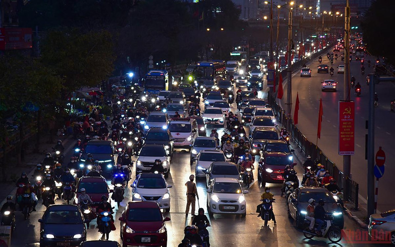 Hà Nội: Người dân lỉnh kỉnh đồ đạc về quê ăn Tết, nhiều tuyến đường ùn ứ -0