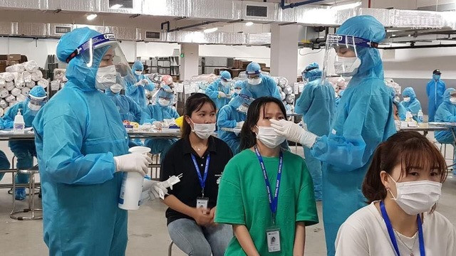 Đoàn cán bộ y tế tỉnh Quảng Ninh hỗ trợ Bắc Giang lấy mẫu xét nghiệm tại các khu công nghiệp. Cuộc chiến xét nghiệm thần tốc tại tâm dịch Bắc Giang -0