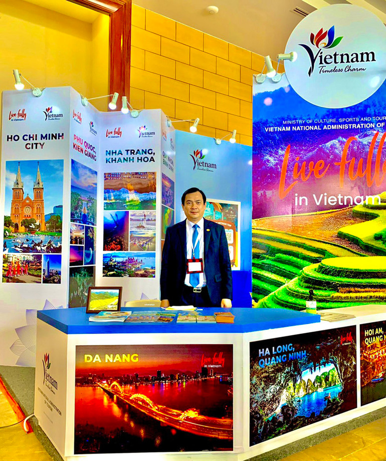 Tổng cục trưởng Tổng cục Du lịch Nguyễn Trùng Khánh tại gian hàng du lịch Việt Nam quảng bá hình ảnh 7 địa phương đang mở cửa đón khách quốc tế. Diễn đàn Du lịch ASEAN 2022 đánh dấu sự trở lại của du lịch khu vực -0