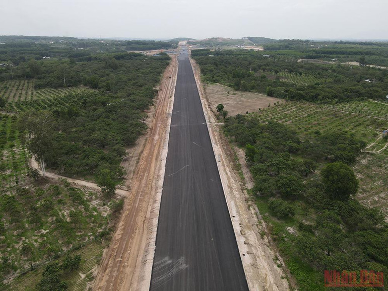 Đường cao tốc Phan Thiết-Dầu Giây đang dần được hoàn thiện, đoạn thuộc địa phận huyện Xuân Lộc, tỉnh Đồng Nai. Bảo đảm hoàn thành cao tốc Phan Thiết-Dầu Giây trong năm 2022 -0