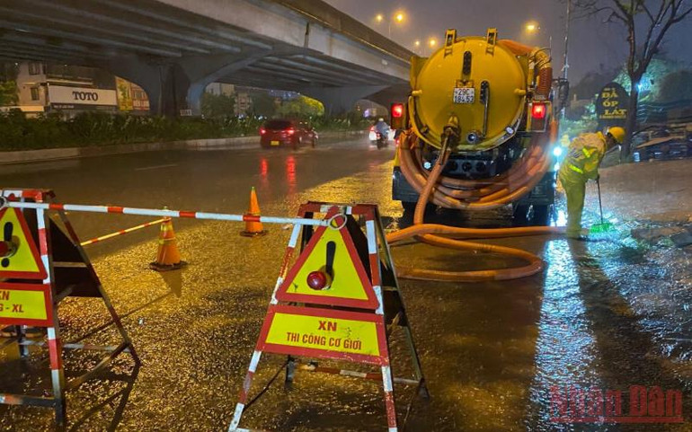 Hà Nội mưa lớn, nhiều tuyến phố ngập sâu -0