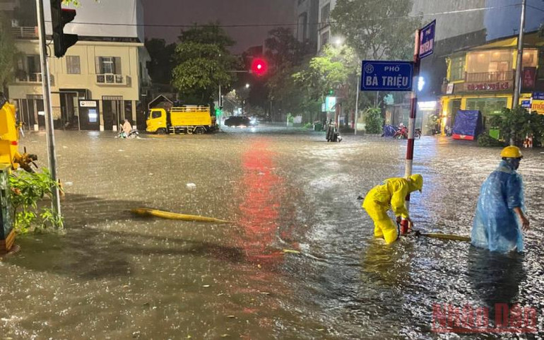 Hà Nội mưa lớn, nhiều tuyến phố ngập sâu -0