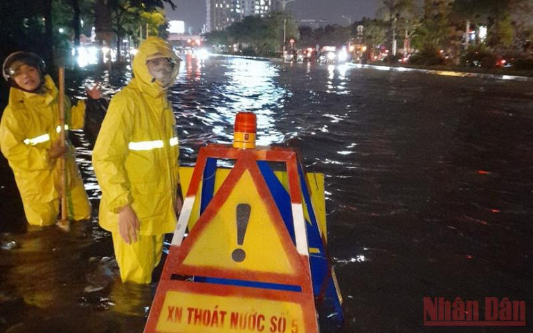 Hà Nội mưa lớn, nhiều tuyến phố ngập sâu -0