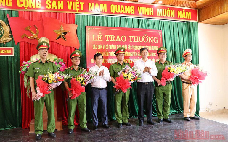 Khen thưởng các đơn vị điều tra, giải cứu thành công cháu bé -0