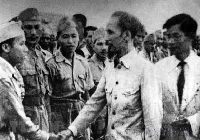 Chủ tịch Hồ Chí Minh đến thăm một đơn vị quyết tử của Hà Nội đầu năm 1947. (Ảnh: Tư liệu/TTXVN) 75 năm toàn quốc kháng chiến: Quyết tử cho Tổ quốc quyết sinh -0