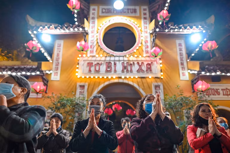 Đi lễ đầu năm nhưng không quên phòng dịch -0