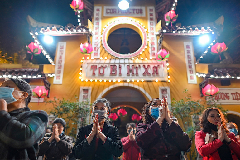 Đi lễ đầu năm nhưng không quên phòng dịch -0