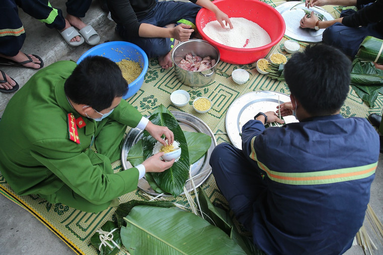 Bánh chưng của người lính cứu hỏa đón Tết xa nhà -0