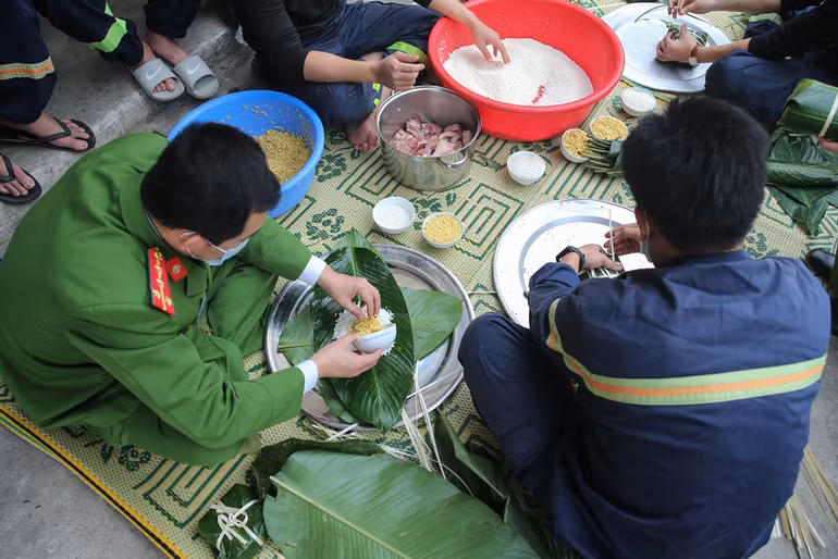 Bánh chưng của người lính cứu hỏa đón Tết xa nhà -0