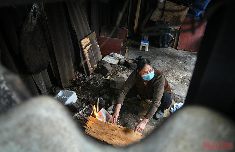 Hà Nội: Người lao động và người vô gia cư căng mình chống chọi với giá rét -0