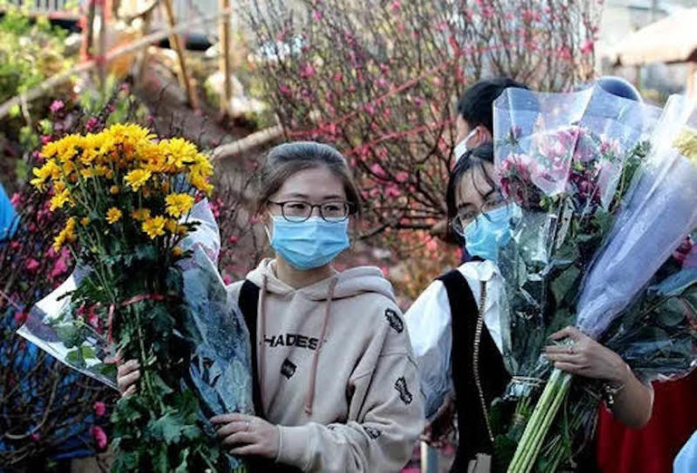 Cơ bản kiểm soát được dịch bệnh, người dân Thủ đô yên tâm sắm Tết -0