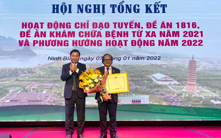 Ông Tống Quang Thìn, Phó Chủ tịch UBND tỉnh Ninh Bình trao Bằng khen của UBND tỉnh Ninh Bình cho Bệnh viện Phổi Trung ương và PGS, TS Nguyễn Viết Nhung. Bệnh viện Phổi Trung ương chuyển giao nhiều kỹ thuật cao cho tuyến dưới -0