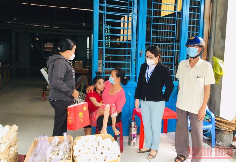 Phòng Lao động - Thương binh và Xã hội huyện Phong Điền (TP Cần Thơ) trao quà Trung thu tận nhà các em khuyết tật. (Ảnh: Thanh Tâm) Lo Tết Trung thu cho trẻ em vùng dịch -0