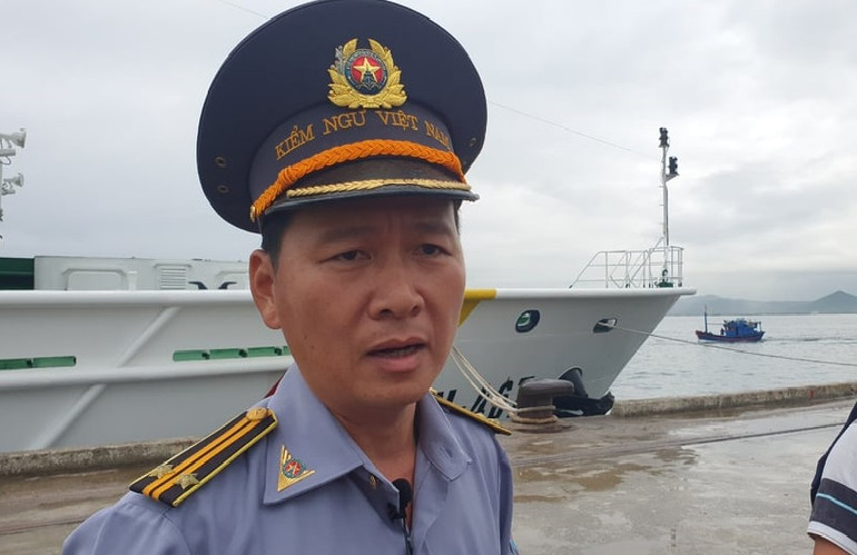 Đi ngược hướng bão để đón ngư dân tàu gặp nạn về bờ -0