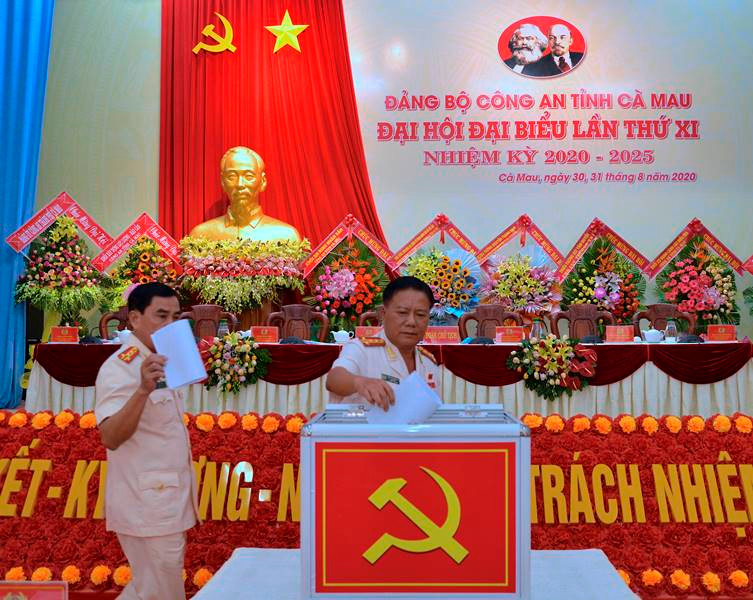 Bỏ phiếu bầu Ban Chấp hành Đảng bộ Công an Cà Mau, nhiệm kỳ 2020-2025. Cà Mau đạt 100% chính quy công an cơ sở -0