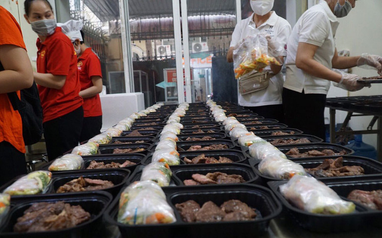 Các suất ăn đầy đủ dinh dưỡng và ngon lành. Các đầu bếp chuyên nghiệp tặng suất ăn yêu thương tới y bác sĩ tuyến đầu chống dịch. -0