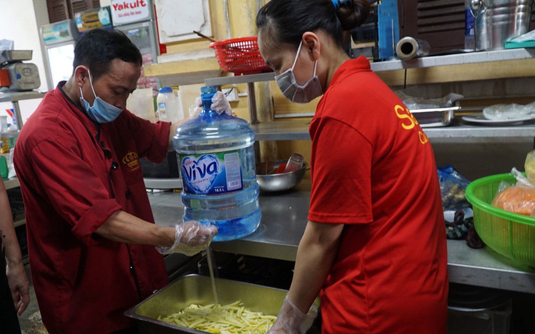 Các suất ăn được chuẩn bị từ nguyên liệu sạch. Các đầu bếp chuyên nghiệp tặng suất ăn yêu thương tới y bác sĩ tuyến đầu chống dịch. -0