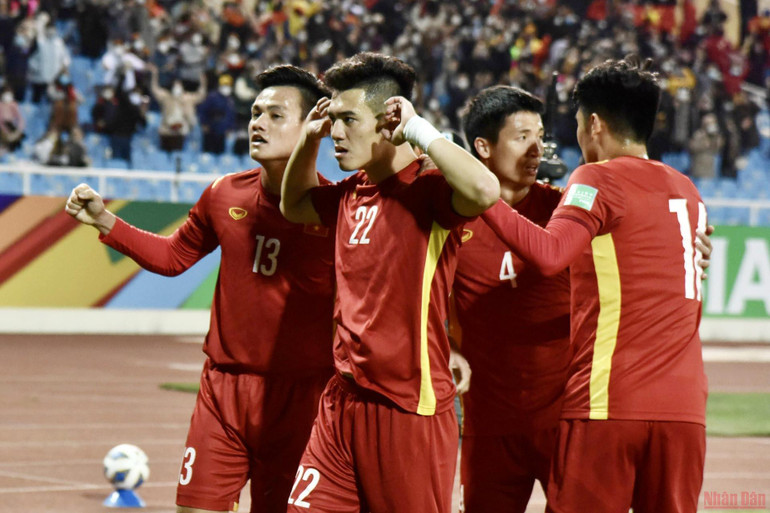 Tiến Linh nhân đôi cách biệt tỷ số 2-0. (Ảnh: TRẦN HẢI) Đội tuyển Việt Nam chiến thắng 3-1 Trung Quốc trong ngày mùng 1 Tết -0