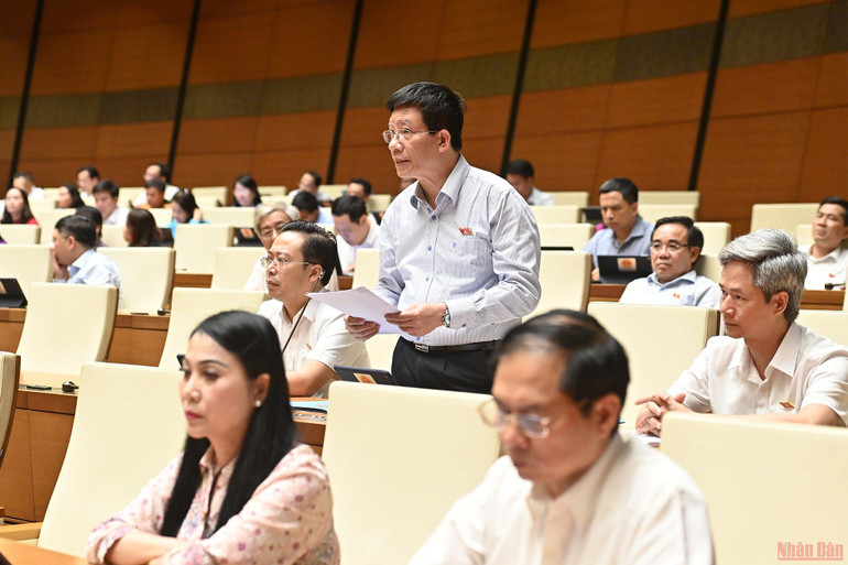 Đại biểu Phạm Đình Toản phát biểu tại phiên thảo luận của Quốc hội chiều 2/6. (Ảnh: NGUYÊN KHOA) Tập trung khắc phục hạn chế trong quyết toán ngân sách nhà nước -0